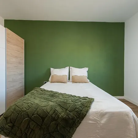 Tetir Black House Nyaraló