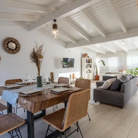 Casa vacanze Tetir Black House