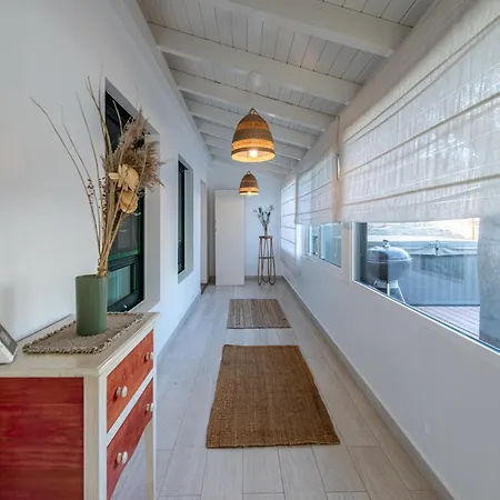 Vakantiehuis Tetir Black House *